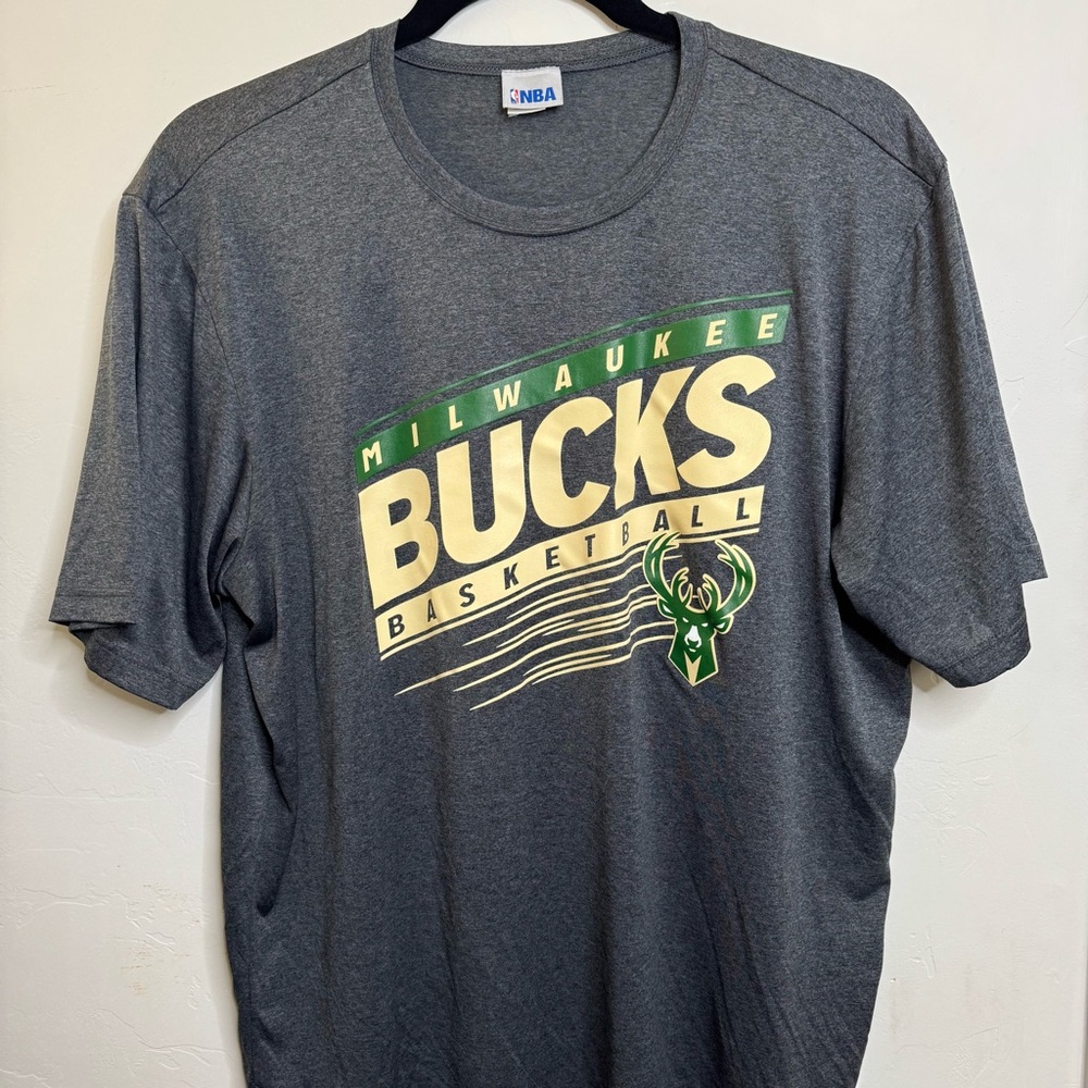 Milwaukee Bucks T-Shirt, 2XL, New